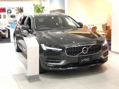 【超快適】新型V90　D4　Inscription ﾊﾟｲﾝｸﾞﾚｰﾒﾀﾘｯｸ