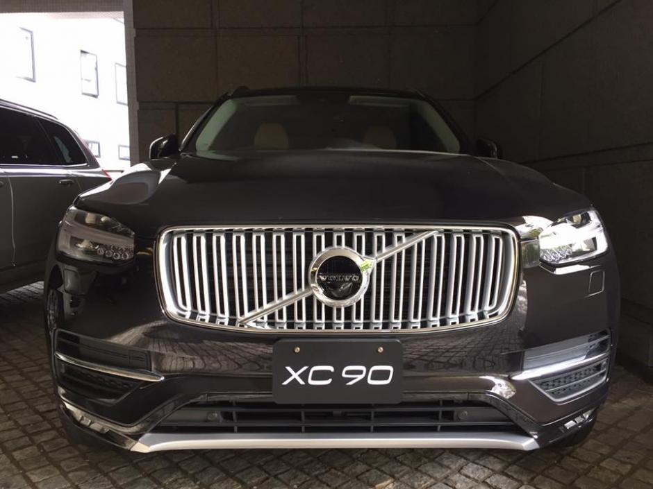 オニキスブラックメタリックのXC90