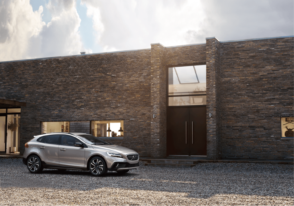 ボルボ V40クロスカントリーとメルセデス・ベンツ GLAのスペック、荷室の広さなどを比較！