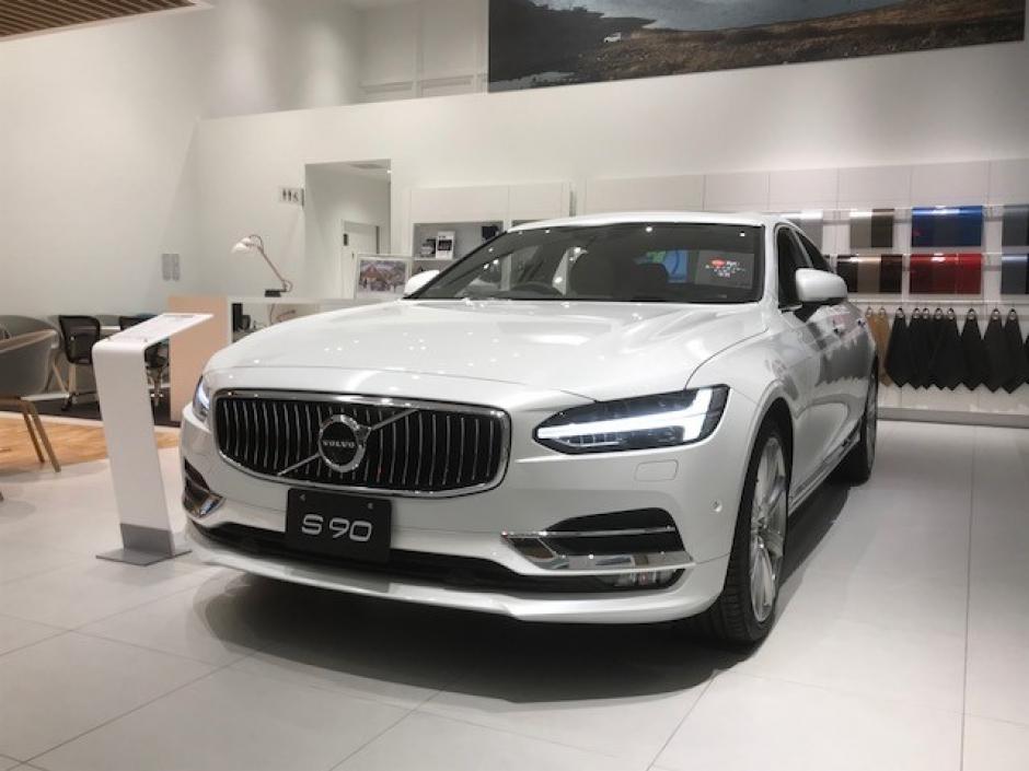 ボルボS90とメルセデス・ベンツEクラスを比較！それぞれどんな違いがあるのでしょうか。